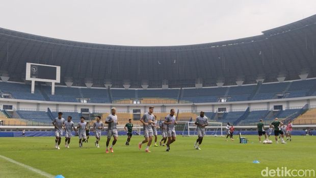 Para pemain Persib berlatih di Stadion GBLA.
