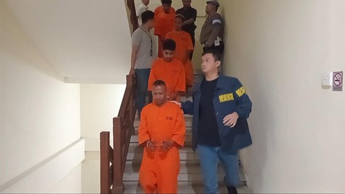 Para pengeroyokan sesama driver ojol di Jalan Labuan Sait, Desa Pecatu, Kecamatan Kuta Selatan, Badung, digiring polisi di Polsek Kuta Selatan, Selasa (11/2/2025). (Aryo Mahendro/detikBali)