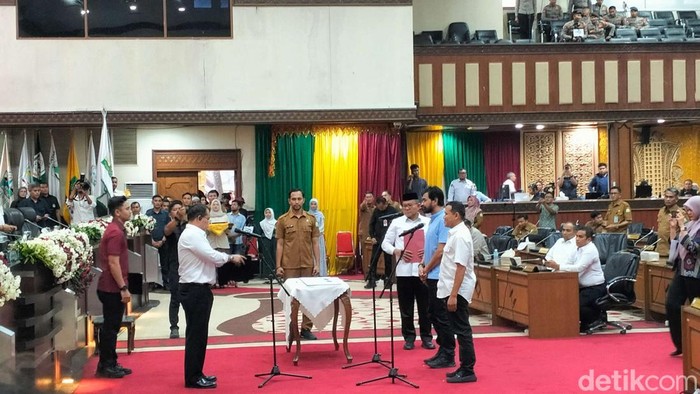 Pasangan Muzakir Manaf alias Mualem-Fadhlullah Dek Fadh mengikuti gladi bersih menjelang dilantik sebagai gubernur dan wakil gubernur Aceh. (Agus Setyadi/detikSumut)