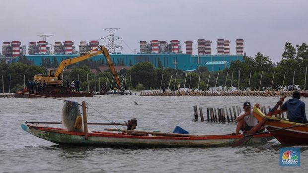 Pekerja melakukan pembongkaran pagar laut milik PT Tunas Ruang Pelabuhan Nusantara (PT TRPN) di pesisir Tarumajaya, Desa Segarajaya, Kabupaten Bekasi, Jawa Barat (11/2/2025).  (CNBC Indonesia/Faisal Rahman)