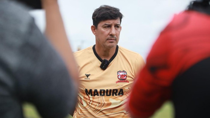 Pelatih Madura United Alfredo Vera