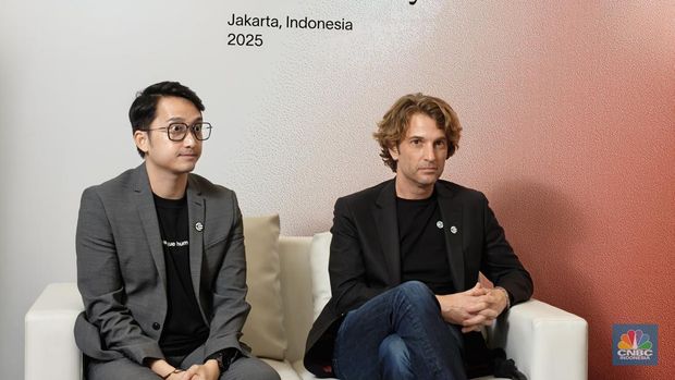 General Manager Indonesia Tools for Humanity, Wafa Taftazani dan Chief Information Security Officer Adrian Ludwig dalam peluncuran World di Indonesia.