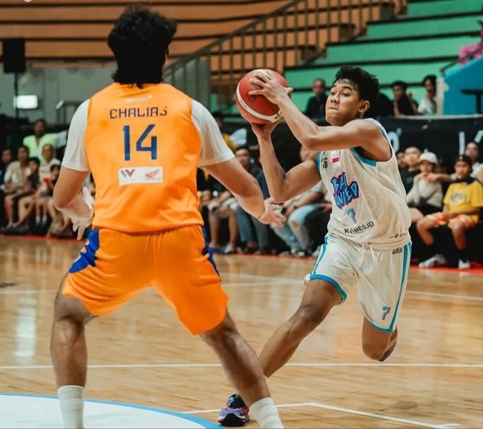Pemain Bali United Basketball, Gede Elgi Wimbardi (kanan) berusaha melewati hadangan pemain Satria Muda Pertamina dalam lanjutan IBL 2025, Sabtu (9/2/2025).