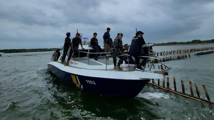 Pembongkaran pagar laut di Bekasi.