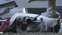 Satu orang masih terjebak di dalam salah satu pesawat di Bandara Scottsdale di Arizona, sementara tiga orang lainnya dibawa ke rumah sakit.  