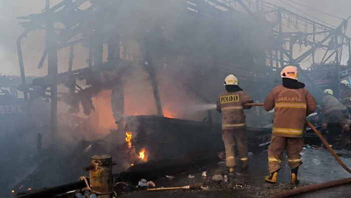 Penampakan kapal cumi yang terbakar di Pelabuhan Muara Baru, Jakarta Utara, pada Selasa (10/2/2025) sore.