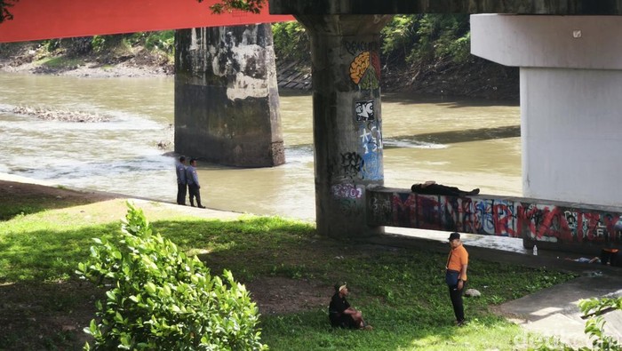 Tim SAR saat melakukan pencarian orang tenggelam di Jembatan Jurug, Kecamatan Jebres, Kota Solo, Selasa (11/2/2025)