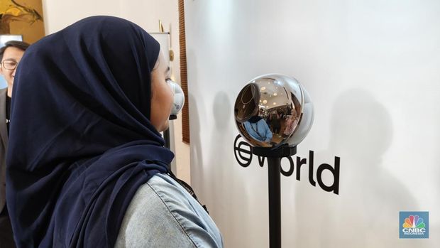 Seorang warga menggunakan Orbs perangkat pembaca mata yang disediakan oleh Tools for Humanity.
