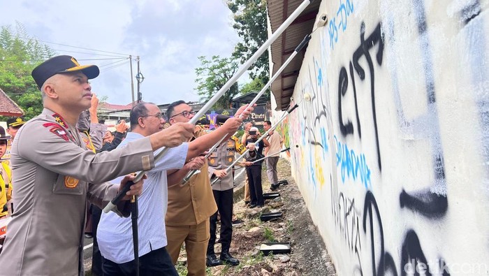 Penghapusan vandalisme di Tembok Gereja HKBP Taman Sari, Pangkalpinang.