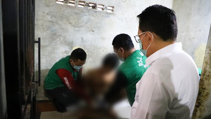 Pj Gubernur Jatim Adhy Karyono membebaskan ODGJ yang dipasung di Nganjuk.