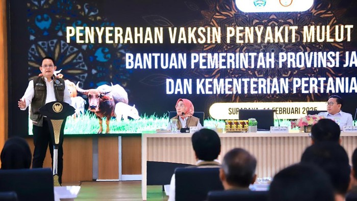 Pj Gubernur Jatim Adhy Karyono saat melakukan distribusi vaksin PMK secara simbolis di Dinas Peternakan Jatim.