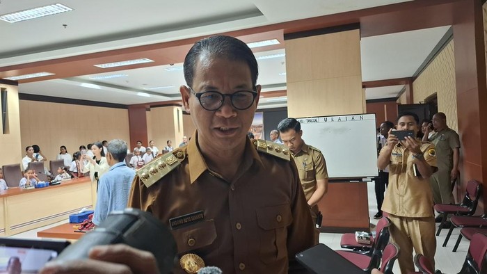 Pj Gubernur NTT, Andriko Noto Susanto, saat diwawancarai di kantornya, Selasa (11/2/2025). (Yufengki Bria/detikBali)