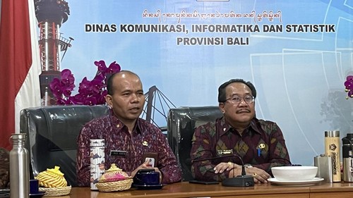 Plt Kepala Dinas Kehutanan dan Lingkungan Hidup Bali I Made Rentin (kiri) dan Kepala Dinas Komunikasi, Informasi, dan Statistik Bali Gede Prama (kanan) saat konferensi pers di kantor Diskominfos Bali, Selasa (11/2/2025).