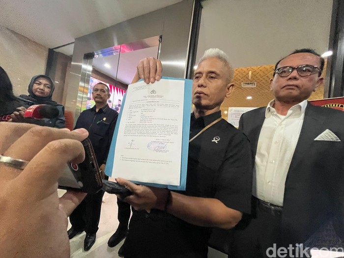 PN Jakut melaporkan pengacara Razman Nasution dkk ke Bareskrim dengan 3 pasal, salah satunya Pasal 217 KUHP tentang tentang membuat gaduh dalam persidangan. (Rumondang/detikcom)