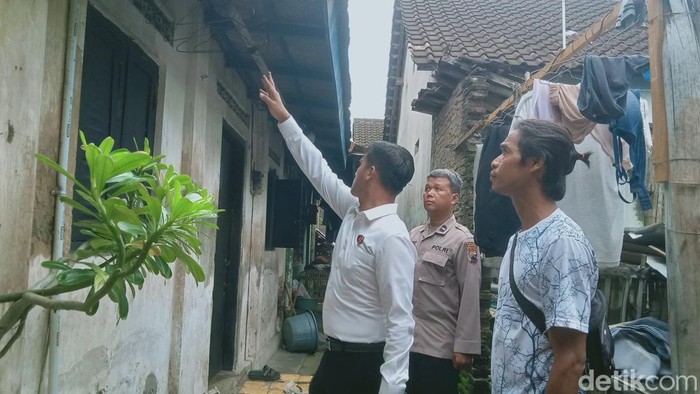 Polisi cek TKP pembakaran jemuran di Ceper, Klaten, Senin (10/2/2025).