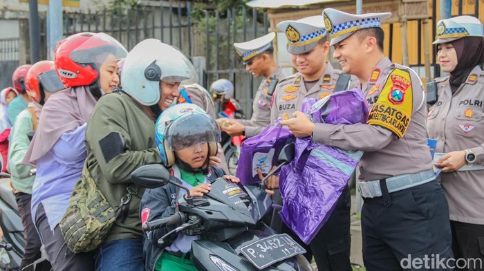 Polisi Jember Bagi-bagi Jas Hujan Saat Operasi Keselamatan Berlalu Lintas