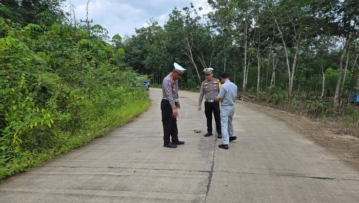 Polisi melakukan olah TKP tabrak lari di Lubuklinggau sebabkan Farizi tewas