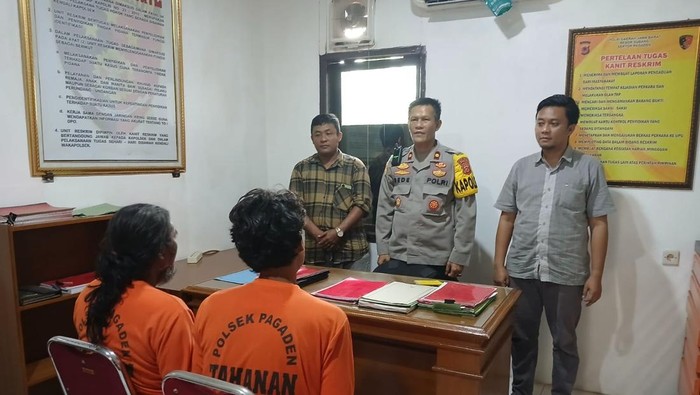 Polisi menangkap dua pria pencuri rel kereta di Subang