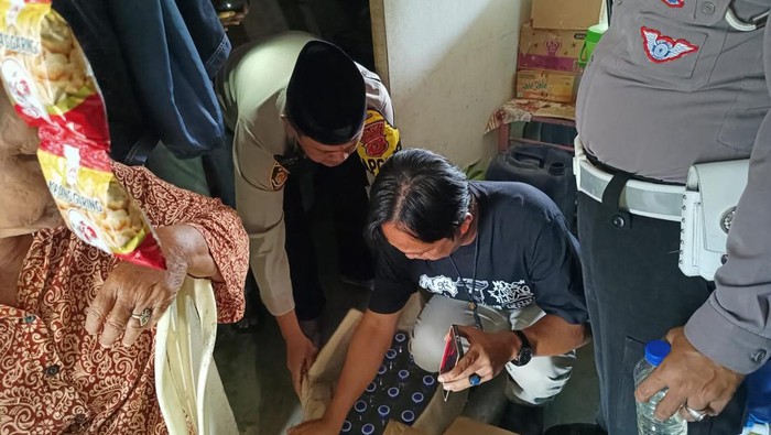 Polisi menemukan ratusan botol ciu di sebuah warung di Subang