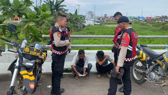 Polres Ogan Ilir mengamankan dua pelaku pemalakan di depan Pintu Tol Kramasan