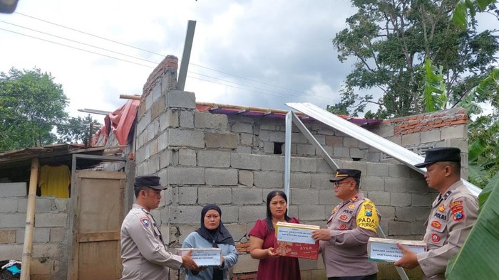 Polres Pasuruan salurkan bantuan sembako ke korban angin kencang