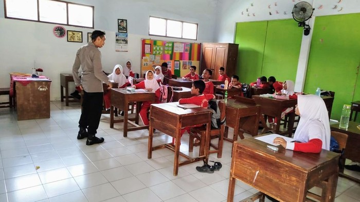 Polsek Purworejo menyambangi ruang kelas di SDN 2 Pangenjuritengah, Kabupaten Purworejo, Senin (10/2/2025).