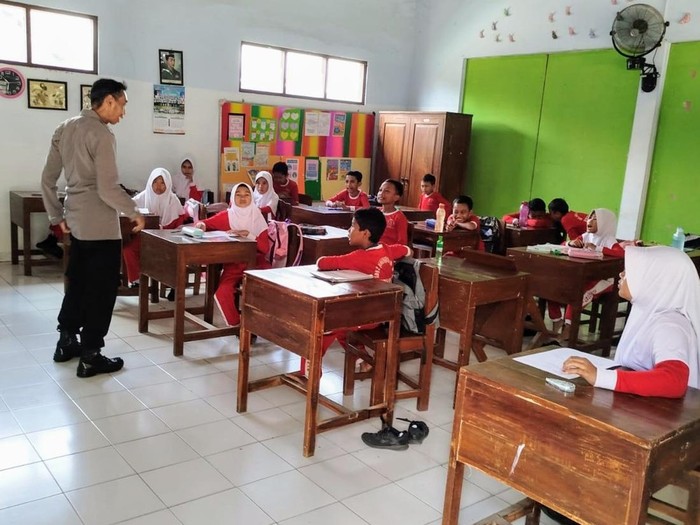 Polsek Purworejo menyambangi ruang kelas di SDN 2 Pangenjuritengah, Kabupaten Purworejo, Senin (10/2/2025).