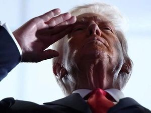 Trump Pecat 2 Pejabat Demokrat di Komisi Perdagangan Federal