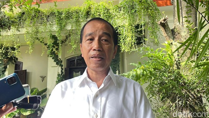 Presiden Ke-7 RI, Joko Widodo (Jokowi), di rumahnya di Sumber, Banjarsari, Solo, Selasa (11/2/2025).