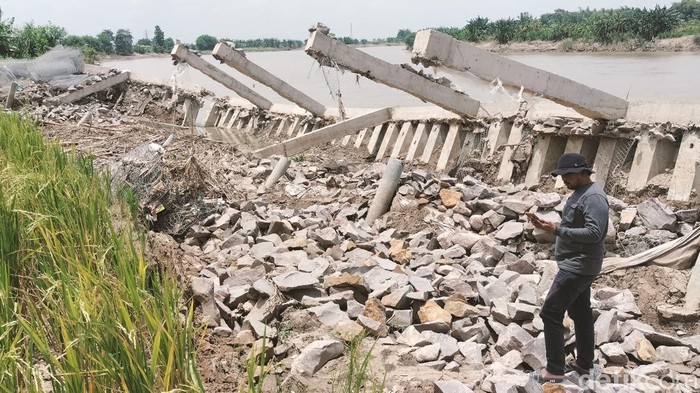 Proyek pelindung tebing Bengawan Solo di Bojonegoro senilai Rp 40 miliar yang ambruk padahal belum genap 2 bulan.