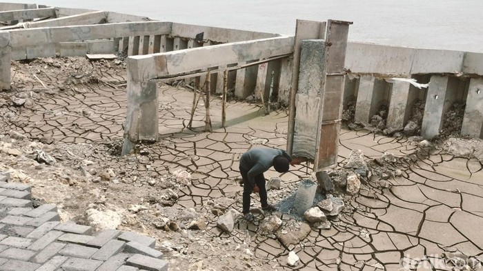 Proyek pelindung tebing Bengawan Solo di Bojonegoro senilai Rp 40 miliar yang ambruk padahal belum genap 2 bulan.