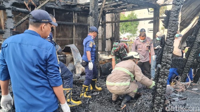 Puing kebakaran kafe dan homestay di Lamongan