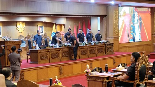 Rapat paripurna pandangan umum fraksi-fraksi DPRD Badung terhadap Raperda RTRW Badung, Selasa (11/2/2025). (Agus Eka/detikBali)