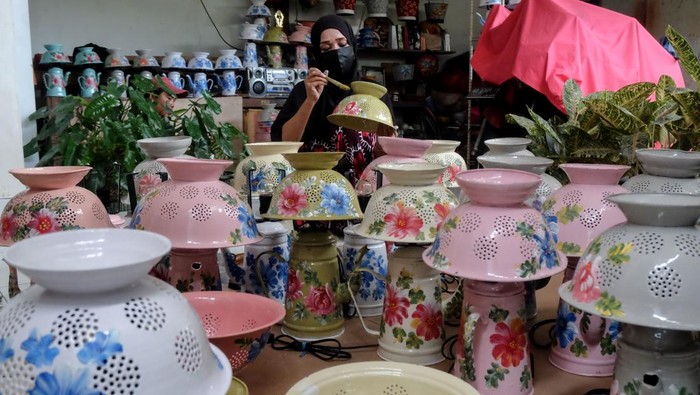 Raup Cuan dari Ubah Berabot Bekas Jadi Lampu Hias Perajin menyelesaikan pesanan lampu hias berbahan daur ulang perabot rumah tangga di Fairus Art, Desa Plumbon, Sukoharjo, Jawa Tengah, Selasa (11/2/2024). Selain dipasarkan lewat sentra barang antik, perajin setempat mengaku lampu hias itu juga dijual dengan penjualan sistem daring dan pameran UMKM sehingga banyak diminati pembeli lokal maupun luar negeri. ANTARAFOTO/Maulana Surya/nym.