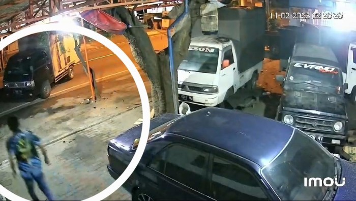 Rekaman CCTV aksi pencurian pikap di Mojokerto