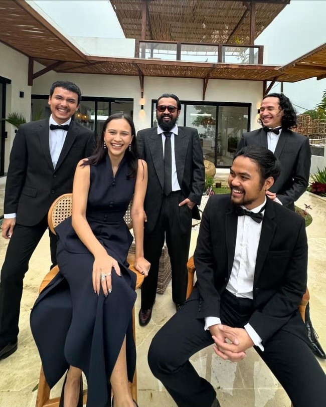 Lutesha, Jourdy Pranata dan Giulio Parengkuan juga terlihat hadir di resepsi pernikahan Angga Yunanda dan Shenina Cinnamon. Seperti para tamu lain, mereka juga mengenakan pakaian bernuansa hitam-putih. Foto: Instagram