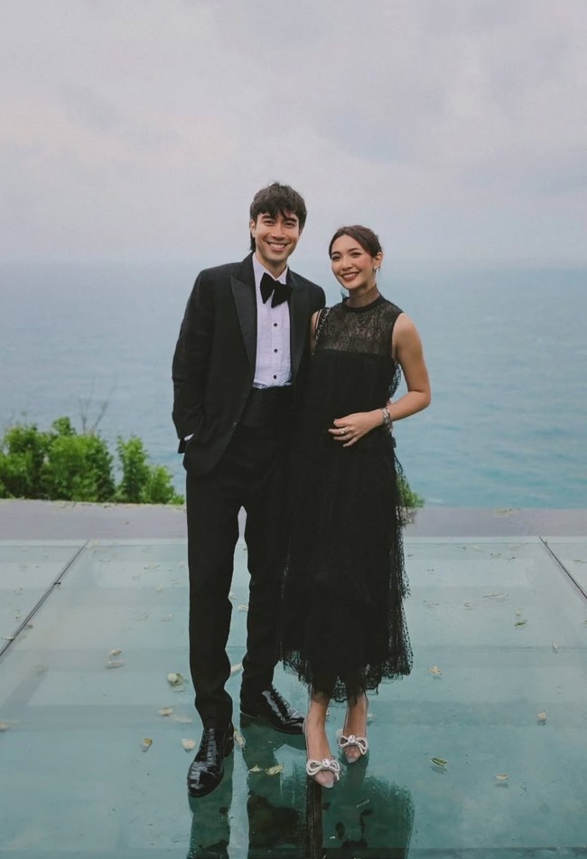 Vidi Aldiano dan istrinya, Sheila Dara juga turut hadir dengan tampilan serba hitam-putih. Sheila memilih tampil simpel dengan dress hitam panjang dan rambut yang hanya dicepol ke belakang. Sementara Vido mengenakan setelan jas hitam dipadukan dengan kemeja putih dan das kupu-kupu. Foto: Instagram