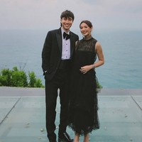 Vidi Aldiano dan istrinya, Sheila Dara juga turut hadir dengan tampilan serba hitam-putih. Sheila memilih tampil simpel dengan dress hitam panjang dan rambut yang hanya dicepol ke belakang. Sementara Vido mengenakan setelan jas hitam dipadukan dengan kemeja putih dan das kupu-kupu. Foto: Instagram