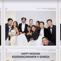 Dari foto-foto yang dibagikan terlihat di acara resepsi pernikahannya Shenina mengenakan tube gown putih polos berbuntut. Penampilan Shenina tampak simpel dengan rambut yang dibiarkan terurai. Sementara Angga tampil dengan jas hitam dipadukan kemeja dan celana putih serta dasi kupu-kupu. Foto: Instagram