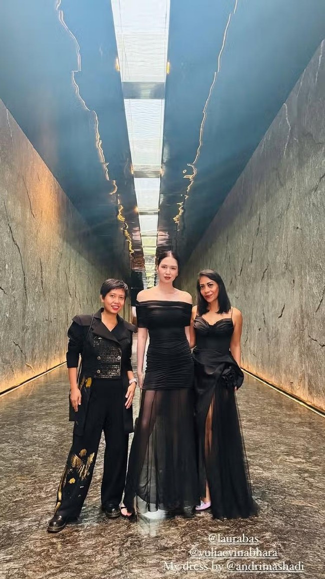 Tampil elegan dan menawan, Laura Basuki memilih dress panjang model sabrina. Berbahan kain tile menerawang membuat bagian paha hingga kaki Laura samar terlihat. Foto: Instagram