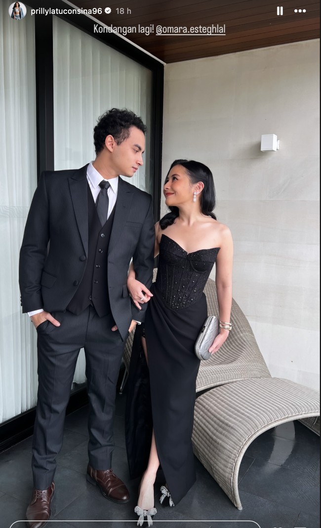 Pasangan kekasih yang belum lama go publik, Prilly Latuconsina dan Omara Esteghlal terlihat tampil serasi dengan busana hitam. Prilly tampil dengan corset dress strapless dengan belahan yang cukup tinggi sampai ke paha. Sementara Omara mengenakan setelan jas tuxedo hitam. Foto: Instagram