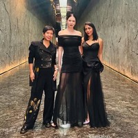 Tampil elegan dan menawan, Laura Basuki memilih dress panjang model sabrina. Berbahan kain tile menerawang membuat bagian paha hingga kaki Laura samar terlihat. Foto: Instagram