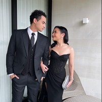 Pasangan kekasih yang belum lama go publik, Prilly Latuconsina dan Omara Esteghlal terlihat tampil serasi dengan busana hitam. Prilly tampil dengan corset dress strapless dengan belahan yang cukup tinggi sampai ke paha. Sementara Omara mengenakan setelan jas tuxedo hitam. Foto: Instagram