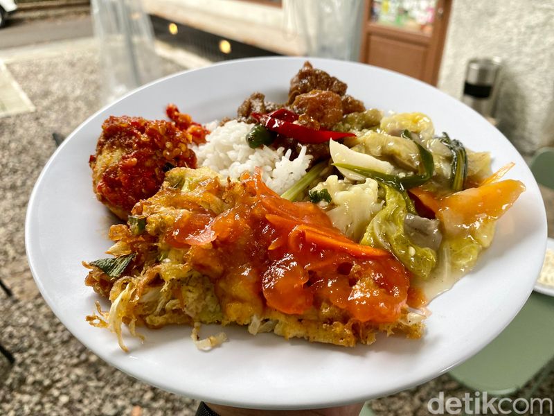 RM Cahaya Selatan : Cicip Nasi Warteg Kekinian ala China Peranakan