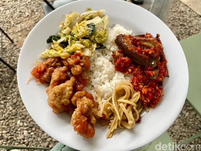 RM Cahaya Selatan : Cicip Nasi Warteg Kekinian ala China Peranakan
