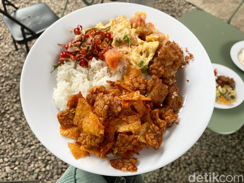 RM Cahaya Selatan : Cicip Nasi Warteg Kekinian ala China Peranakan