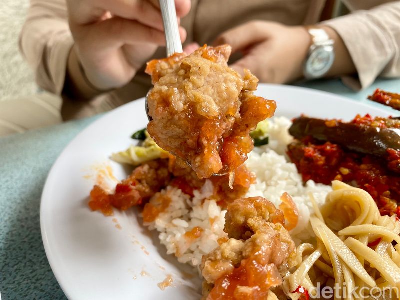 RM Cahaya Selatan : Cicip Nasi Warteg Kekinian ala China Peranakan