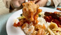 Di paket ini bisa cicip Ayam Asam Manis, Cah Sawi, dan sambal. Semakin enak dengan tambahan lauk Terong Balado (Rp 9.000) sebagai pelengkap. Foto: detikFood