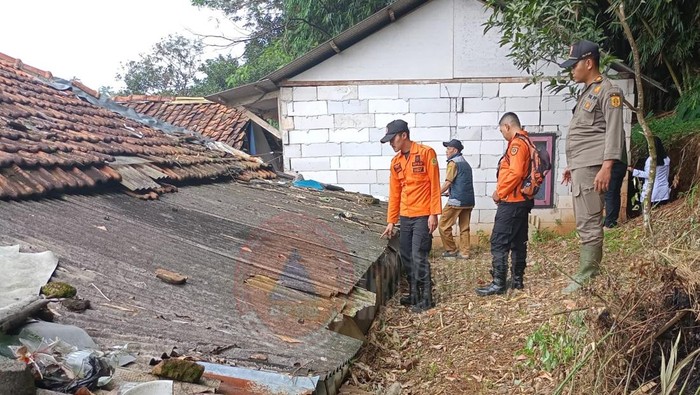 Rumah rusak di Bogor dicek petugas