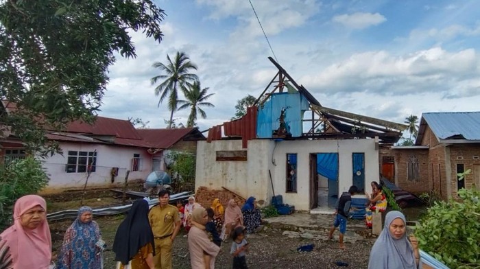 Rumah warga di Bulukumba rusak diterjang angin puting beliung.